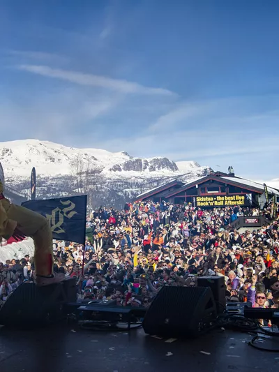Man som synger på scenen på Skistua Påskival