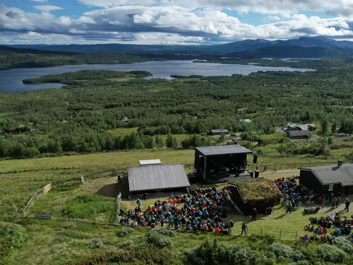 Avstandsbilde av konsert på stølen
