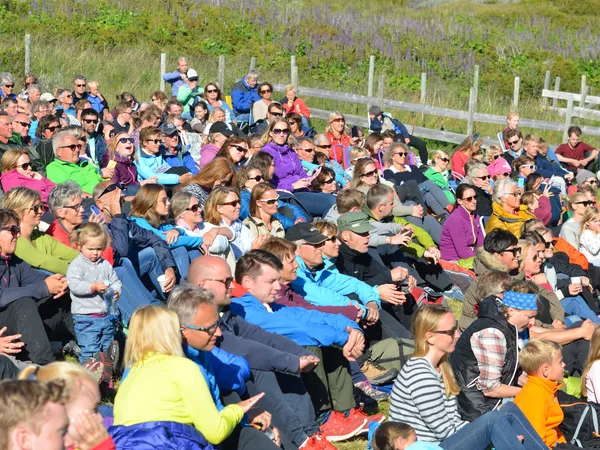 Mange mennesker som ser på konsert