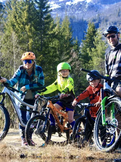 Familie smiler til kamera