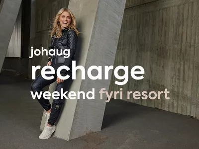 Jente med svarte klær som lener seg