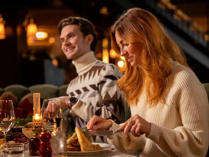 To personer som spiser mat . luksus