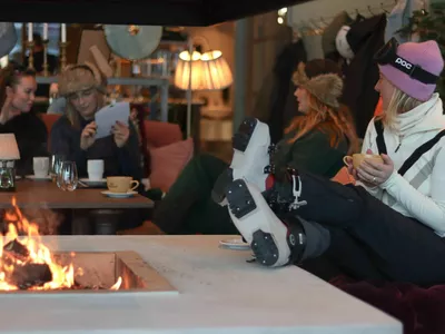 flere personer som sitter fremfor peisen