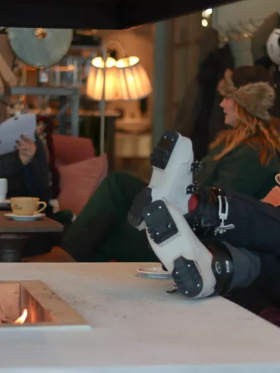 flere personer som sitter fremfor peisen