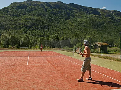 Bilde av to personer som spiller tennis