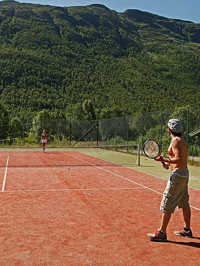 Bilde av to personer som spiller tennis