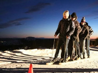 En gjeng med menn som går på pinneski sammen