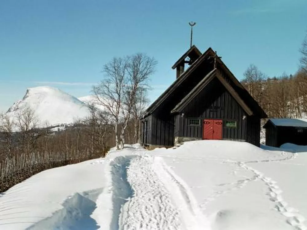 Bilde av en brun kirke på vinteren