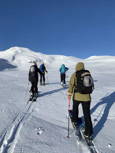 Damer som er på topptur på fjellet.