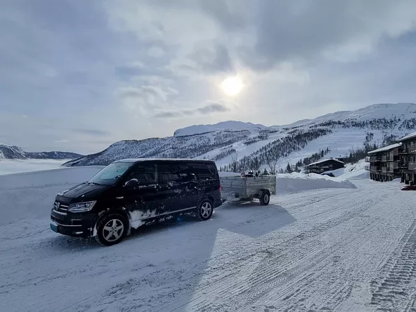 Hst, bil og henger om vinteren.