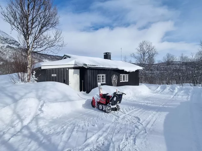 Hst, hytte og snø på fjellet.
