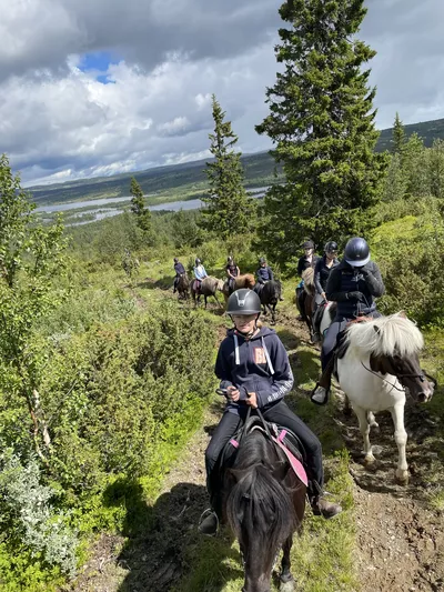 Ridetur i skogen.
