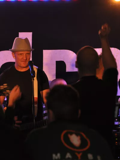 Hollvin, band på scenen.