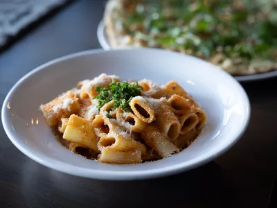 Pasta og pizza ved siden av hverandre.