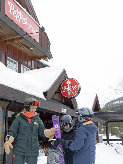 Gjester på vei inn på Peppes Pizza med skiklær på.