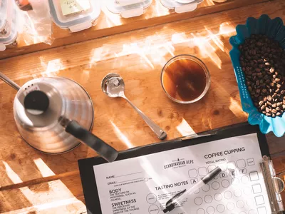 Noen som brygger kaffe med scandinavian coffee