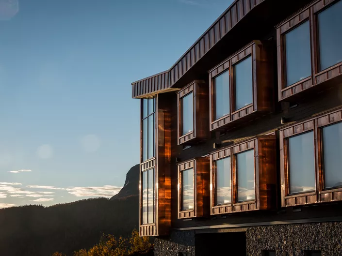 Utenfor skarsnuten hotel (høst), loddrett bilde.