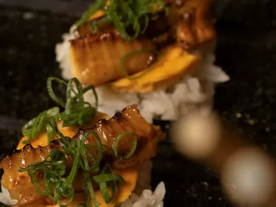 Omakase sushi skigaarden, to biter.