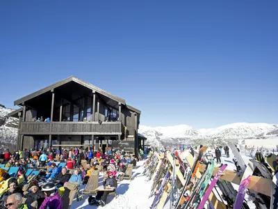 Skigaarden i påsken, strålende sol og fullt av folk.
