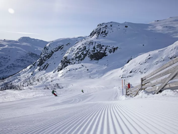 NY preppede skibakker, og glade skikjørere.