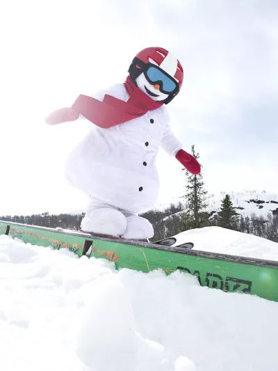 Valle som kjører over boks i skisenteret.