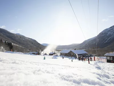 Bilde av bunnpunktet i solheisen. Bånheisen og kafeen