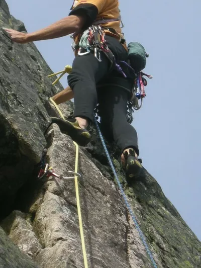 Mann som klatrer i fjellvegg.