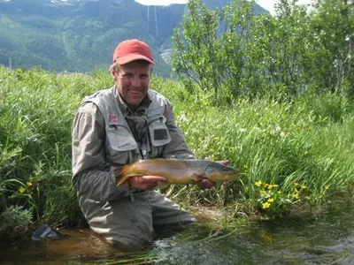 Tor Grøthe som holder en stor fisk i hendene