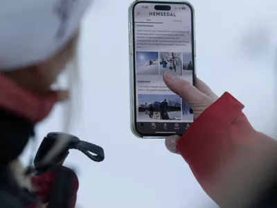 To personer som ser på Hemsedal appen vinterstid