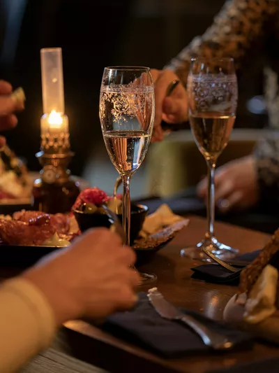 To mennesker spiser middag på restaurant og drikker vin