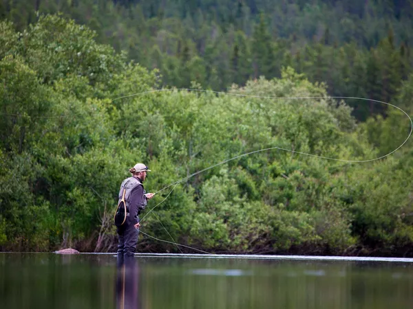 Mann som fluefisker i et vann i Hemsedal
