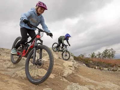 Jente og gutt sykler ned løypa i Hemsedal Rides