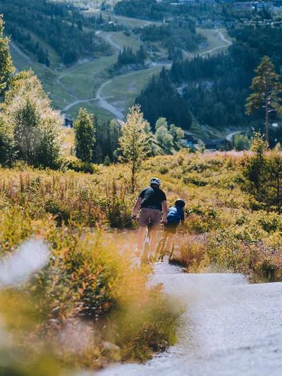 Far og sønn som sykler i Hemsedal sine sykkelløyper