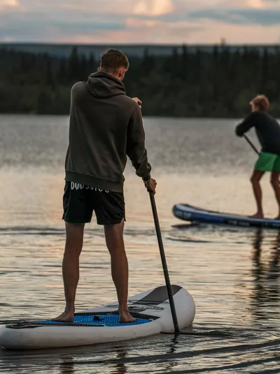 To gutter som padler sup i Hemsedal i solnedgang