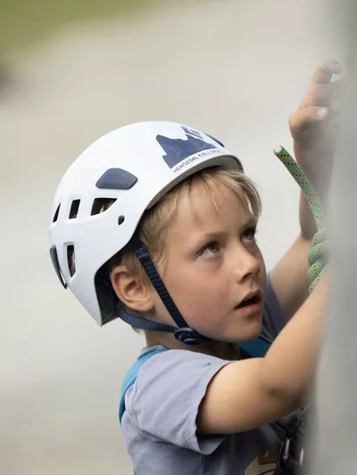 Gutt som klatrer i fjellvegg i Hemsedal