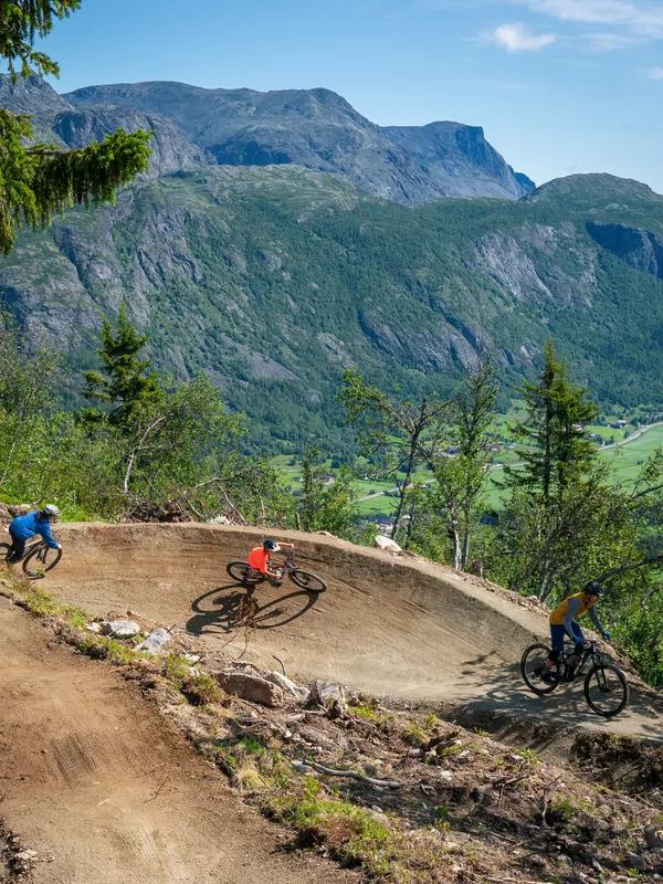 Sykling i sentrumsstien Hemsedal