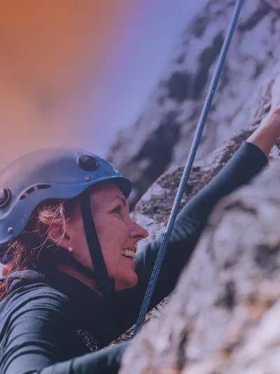 En dame som klatrer.