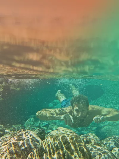 En mann som dykker under vann.