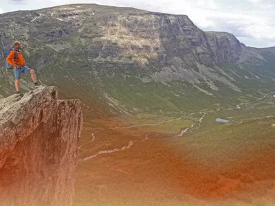 Fjelltur bilde, av en mann som står på toppen av utsiktspunktet oatfire