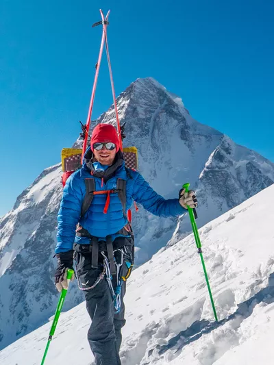 Thomas Lone nærmer seg dødsonen og 8000m på veg mot toppen av Broad Peak uten oksygen og med ski på ryggen
