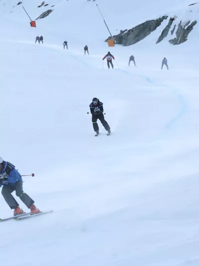 Deltakere i Hemsedal Up N Down står på ski ned løypa