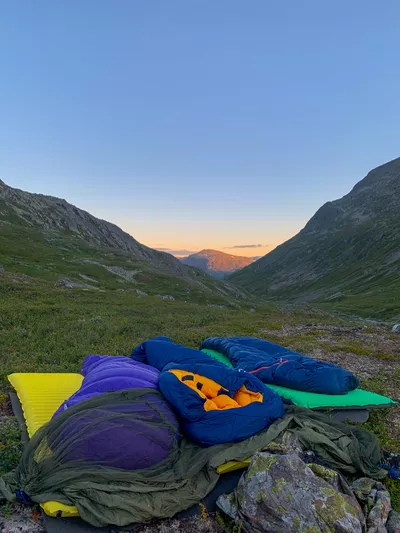 Tur med soveposer med magisk utsikt på fjellet