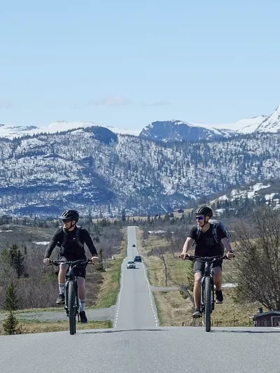 To gutter som sykler på panoramaveien i Hemsedal
