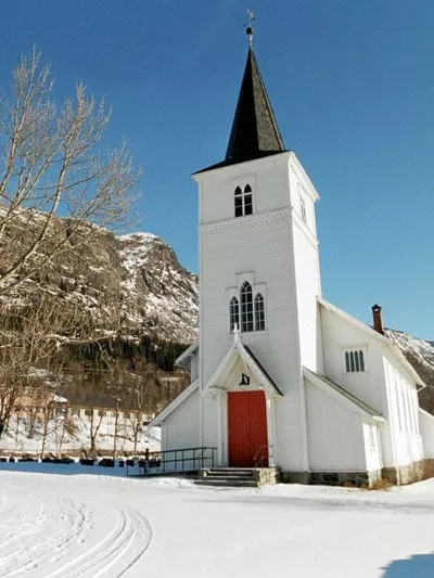 Bilde av en kirke på vinteren