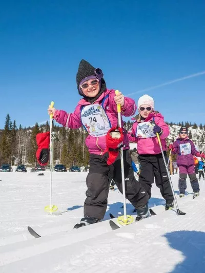 Tre kule girls som går barnas holmenkollendag i Hemsedal.