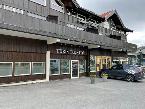 Sommer utenfor turistkontoret i Hemsedal, 2022.
