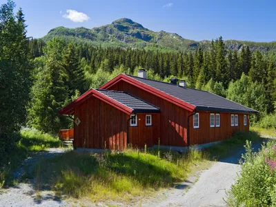 Bilde av en rød hytte som holde hytter eier