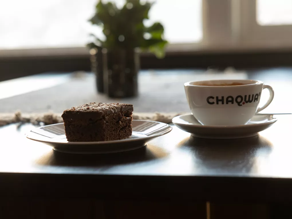 Sjokoladekake og kaffe fra avstand.