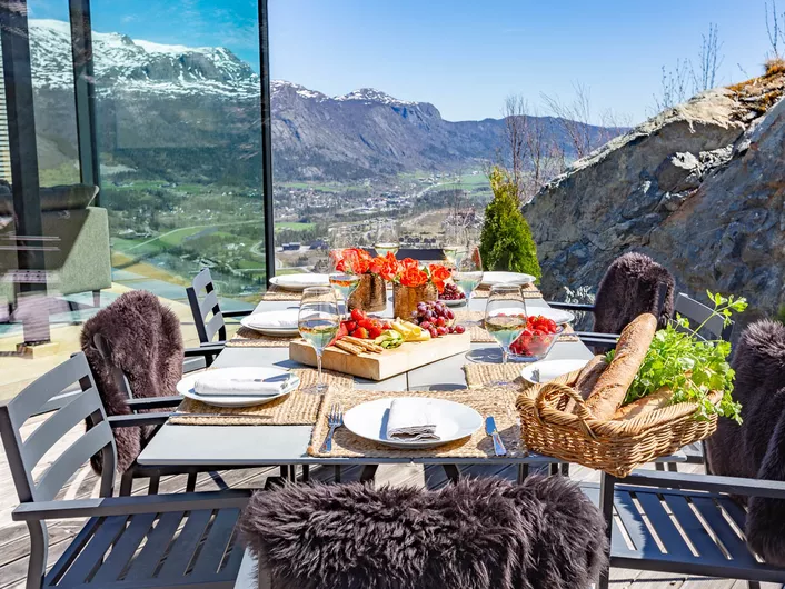 Spisebord som er dekt på med frukt og god drikke, ute på skarsnuten i Hemsedal