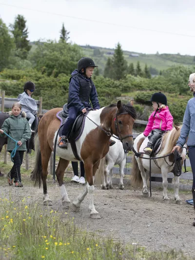 Ridning med familien.